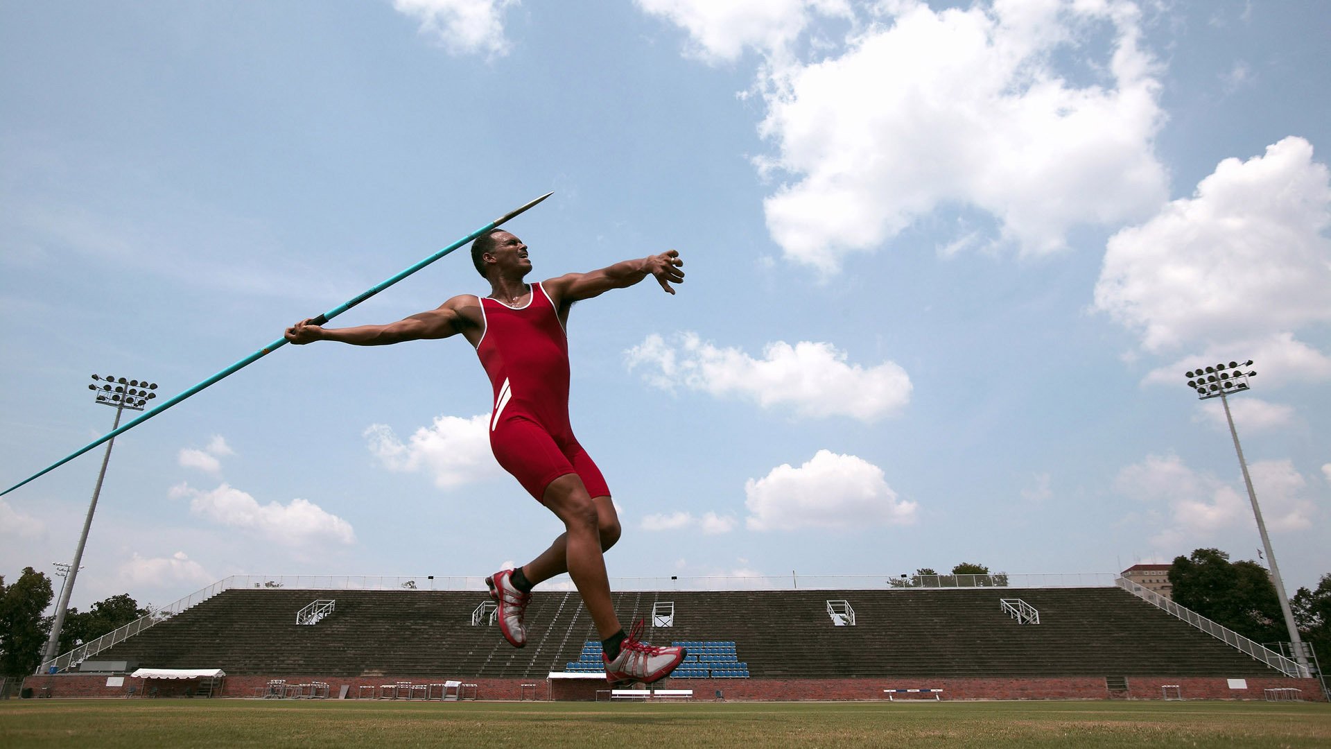 羽毛球赛场对决愈发紧张